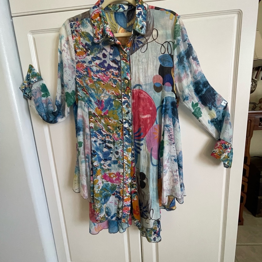 Flowy big shirt with draped pleated back.